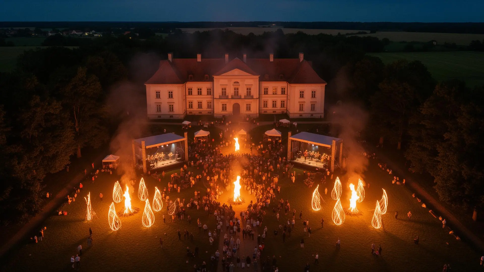 Festivāla atmosfēra — uguns skulptūras un skatuve nakts tumsā